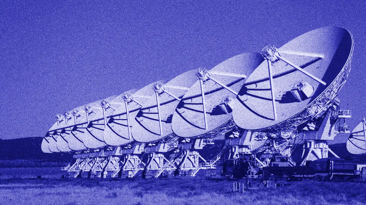 Uma fila de antenas parabólicas, a azul
